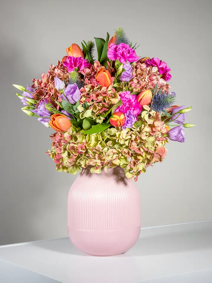 Bouquet con ortensia garofani tulipani eryngium